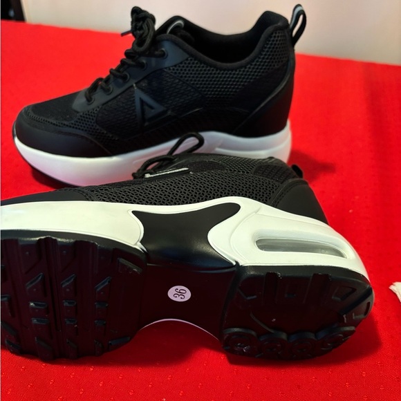 AONEGOLD Black Sneakers - Picture 5 of 5